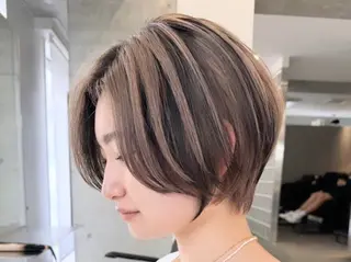 ショート ツヤ髪ミルクティー ベージュ🪽/三藤のヘアスタイル