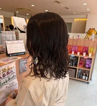 ミディアム 岡 愛梨のヘアスタイル