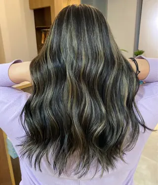 セミロング カラー 横尾 歩のヘアスタイル