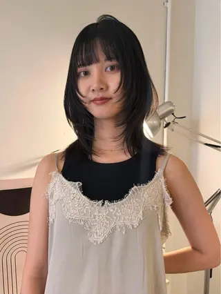 ミディアム カラー MIU/ルーツカラー 顔まわりレイヤーのヘアスタイル