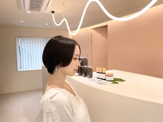 ショート 中村拓磨 明るい白髪染めのヘアスタイル