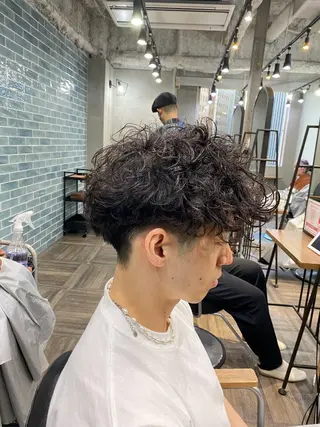 パーマ 的場 渉のヘアスタイル