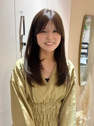 ミディアム 𝘬𝘢𝘳𝘪𝘯 . 𝘦𝘮𝘶のヘアスタイル