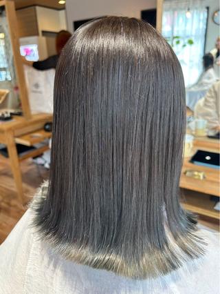 ミディアム 西村雪菜 グレイカラーのヘアスタイル