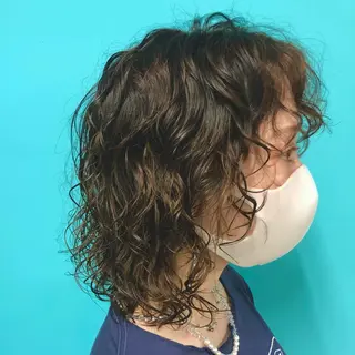 セミロング パーマ 透明感カラー レイヤー亀井唯登のヘアスタイル