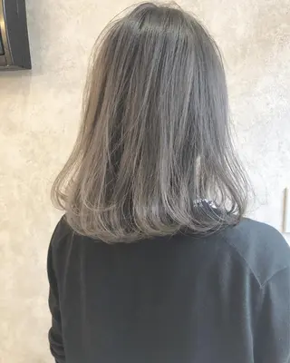 ミディアム カラー 顔周りレイヤーカット ブリーチminamiのヘアスタイル