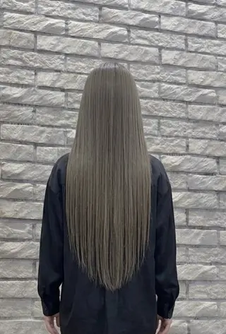ロング 透明感カラー特化若山 結愛のヘアスタイル