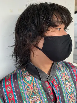 ミディアム パーマ メンズ 💓パーマ，💗 レイヤーカットのヘアスタイル
