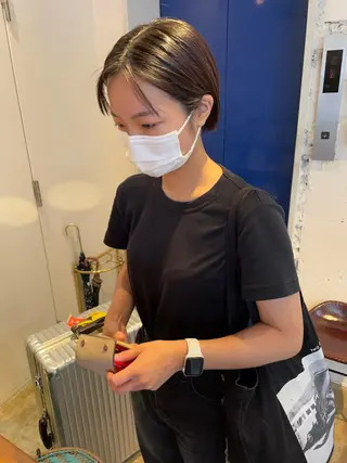 ショート MIOベージュカラー 柔らかいカラーのヘアスタイル