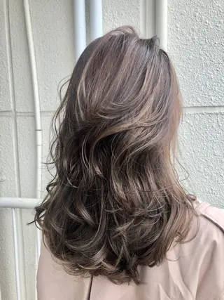 セミロング 白髪に寄り添う美容師 オギノミワコですのヘアスタイル