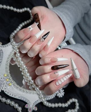 ネイル Lyna 池袋 ロングネイルのネイルデザイン