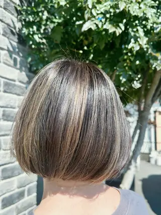 ミディアム 對比地 茜のヘアスタイル