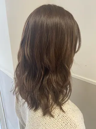 セミロング カラー 小栗 麻衣のヘアスタイル