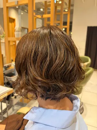 ショート カラー パーマ ハイライトカラー レイヤーカットのヘアスタイル
