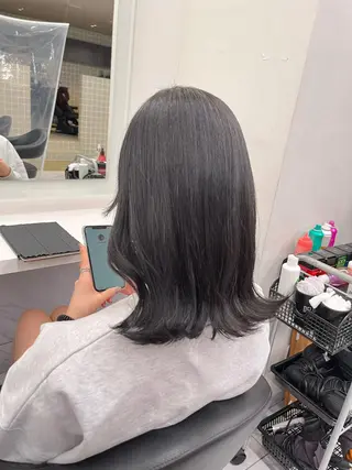 ミディアム 寒色/ベージュヘア ブリーチありMiOのヘアスタイル