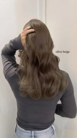 ロング ブリーチなしカラー /ベージュカラーのヘアスタイル
