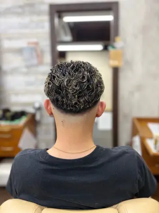ショート カラー パーマ メンズ 生駒のパーマ達人 FEELけんけんのヘアスタイル