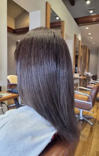 カラー komo. TAKAHIRO のヘアスタイル