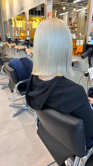 ミディアム 【ハイトーン特化】 Hugのヘアスタイル