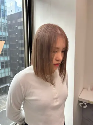 セミロング カラー 抜け感レイヤー︴ ニュアンスカラーのヘアスタイル