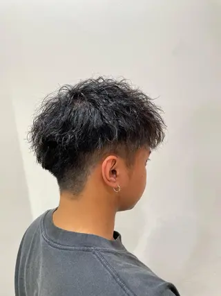 パーマ メンズ 流行デザイン特化 東方 舜のヘアスタイル