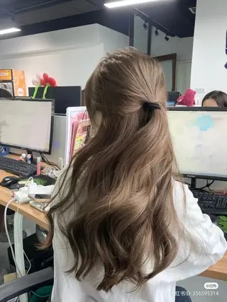 ロング カラー ハイトーンカラー 🦄レイヤーカットのヘアスタイル