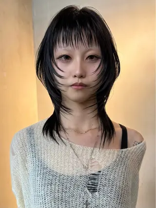 セミロング カラー イツク ⚡️ ルーツ/ハイトーンのヘアスタイル