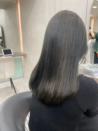 セミロング 透明感オリーブ🫒/ ブリーチなしWカラーのヘアスタイル
