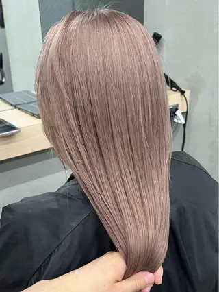 ロング カラー イツク ⚡️ ルーツ/ハイトーンのヘアスタイル