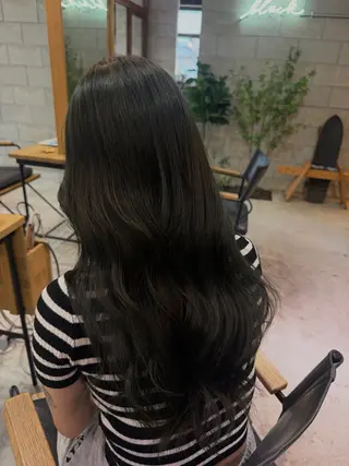 ロング seira/ ハイトーン/艶カラーのヘアスタイル
