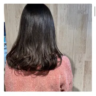 カラー 矢代 彩華のヘアスタイル