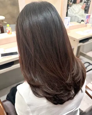 ミディアム 浦辻 夏紀のヘアスタイル