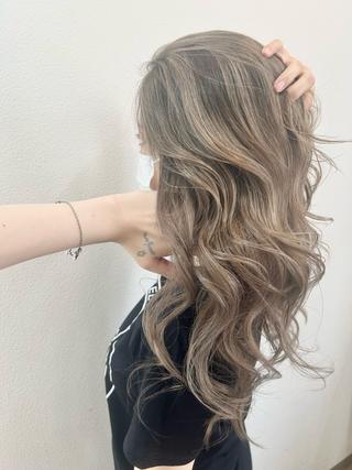 ロング カラー Maya🦋 ハイトーン特化のヘアスタイル