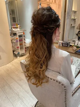 ロング カラー ヘアアレンジ HATSUMEI 勅使瓦 祥のヘアスタイル