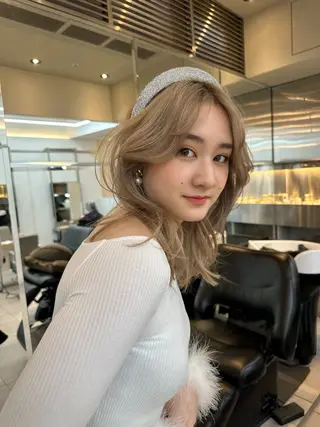 セミロング カラー ヘアアレンジ 透明感カラー🩵 レイヤーカットYUIのヘアスタイル