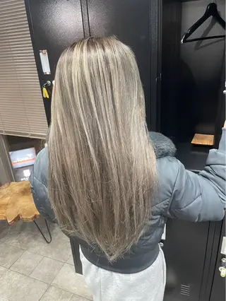 ロング RIEブリーチ& エクステ特化型のヘアスタイル