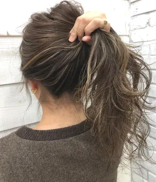 セミロング カラー ヘアアレンジ ブリーチダブルカラー 元町三宮/三ノ宮のヘアスタイル