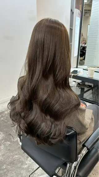 ロング カラー ちなみ／ハイトーン／ デザインカラーのヘアスタイル