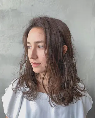 ミディアム カラー 🉐レイヤー/塩見 弘樹🉐渋谷のヘアスタイル
