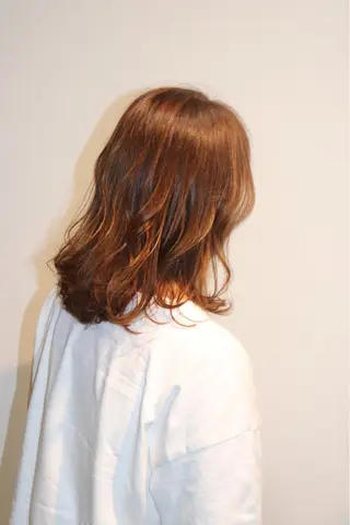 ミディアム カラー 川上 恵里香のヘアスタイル