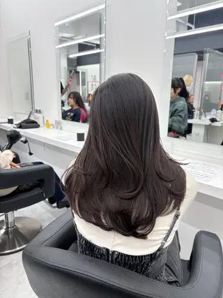 セミロング カラー 抜け感レイヤー︴ ニュアンスカラーのヘアスタイル