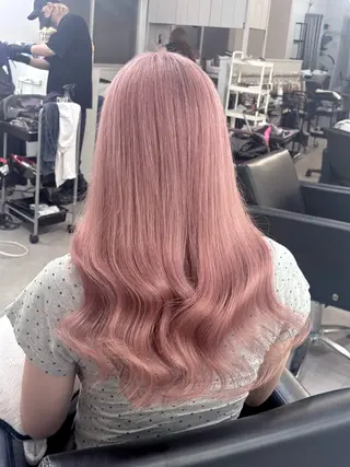 ロング カラー 大阪ケアブリーチ/ ミルクティーピンクのヘアスタイル