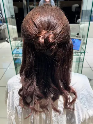 セミロング ヘアアレンジ 新開 羽音のヘアスタイル