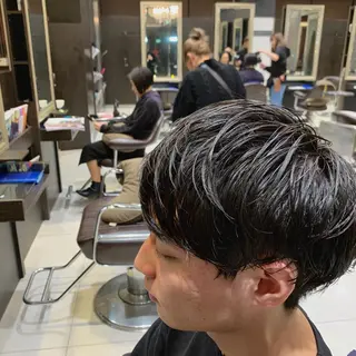 ミディアム パーマ メンズ 岡本 勇輝のヘアスタイル