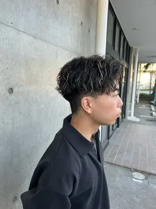 カラー パーマ メンズ アダチ ヒナタのヘアスタイル