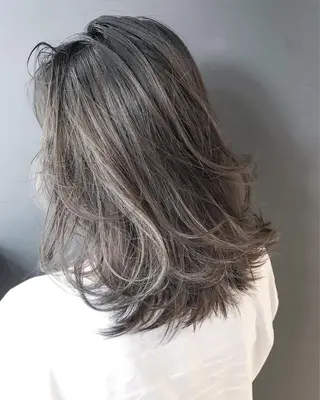 ミディアム カラー BOX mico.のヘアスタイル