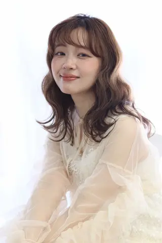 セミロング 秋山夏三/透明感カラ ー/赤み消しカラーのヘアスタイル