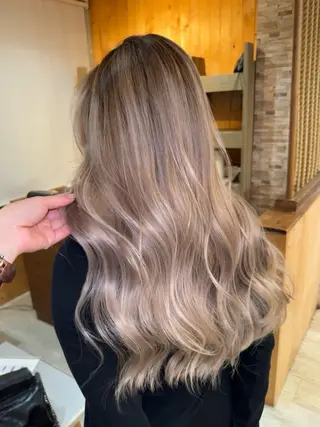 ロング ハイトーン belle ナホのヘアスタイル