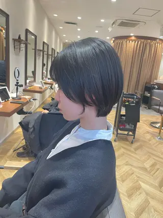 ショート 透明感オリーブ🫒/ ブリーチなしWカラーのヘアスタイル