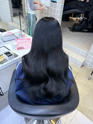 ロング 寒色/ベージュヘア ブリーチありMiOのヘアスタイル
